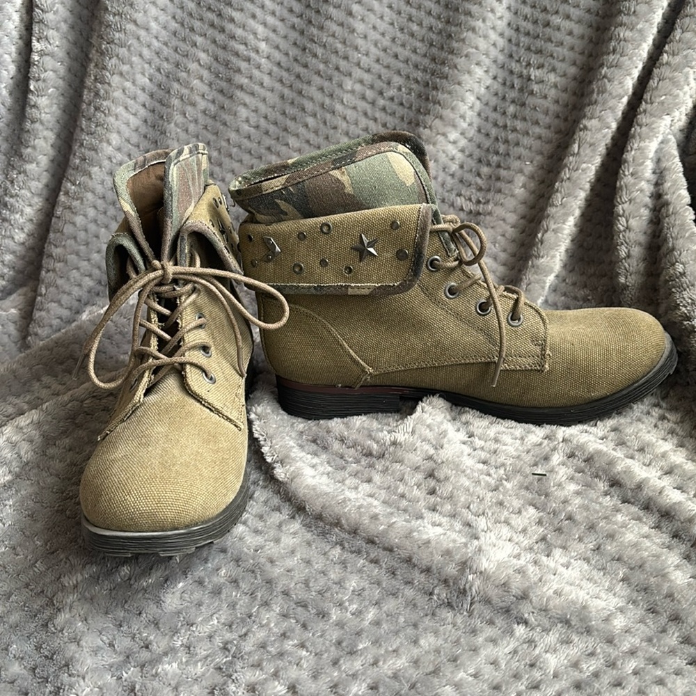 Rock & candy camouflage embellished ankle boot
Size 7.5